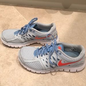 Gently used Nike tennishoes